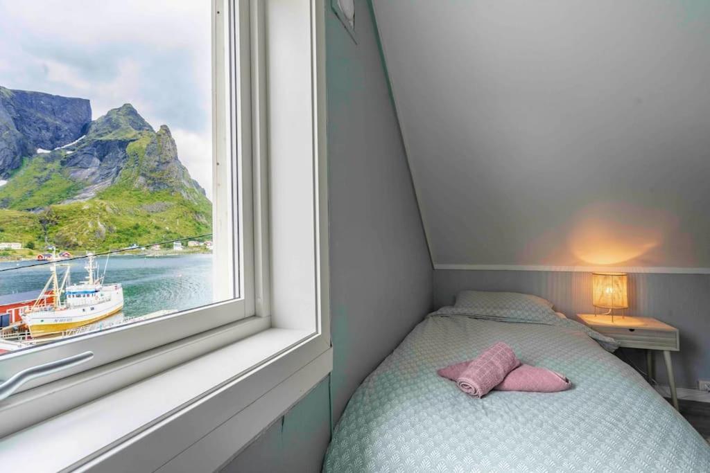 Reine Front View - Mountain & Seaview Exterior foto