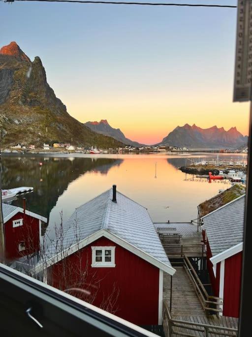 Reine Front View - Mountain & Seaview Exterior foto