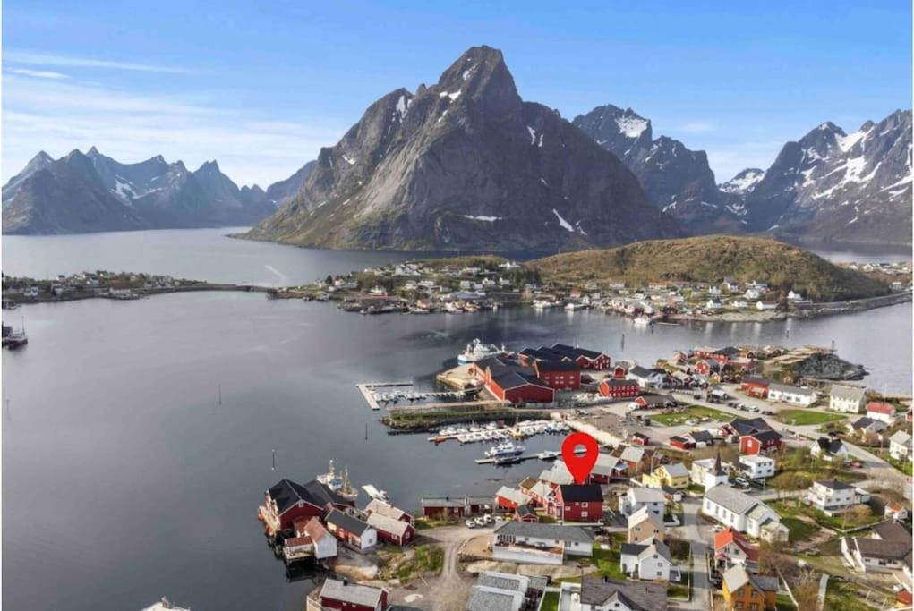 Reine Front View - Mountain & Seaview Exterior foto