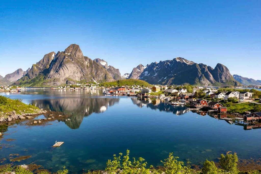 Reine Front View - Mountain & Seaview Exterior foto