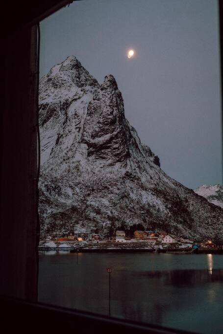 Reine Front View - Mountain & Seaview Exterior foto