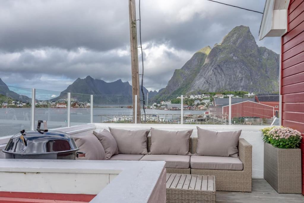 Reine Front View - Mountain & Seaview Exterior foto